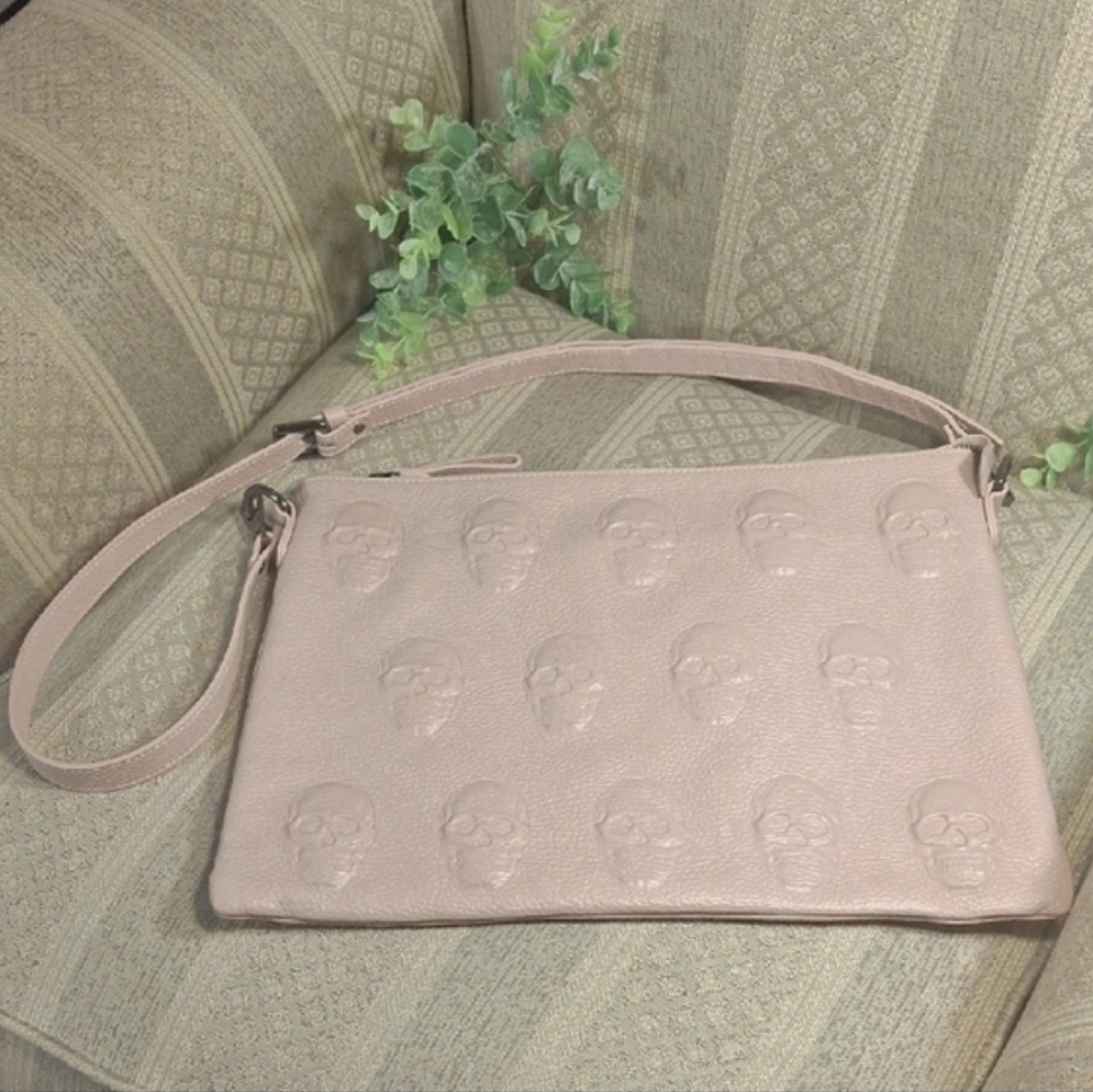 IO pelle Pink 3D Skull Convertible Clutch